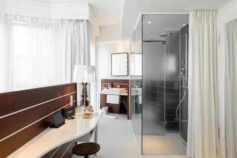 Shower, Bathroom, TV and multimedia