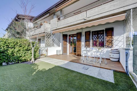 Property building, Patio, Day, Garden, Dining area, Garden view