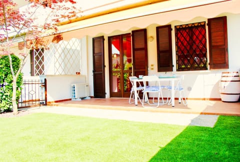 Property building, Patio, Spring, Day, Garden, Dining area, Garden view