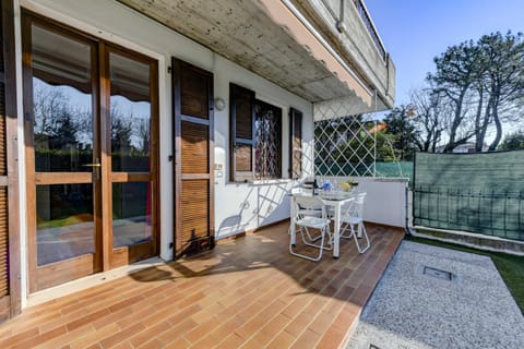 Property building, Patio, Day, Garden, Dining area