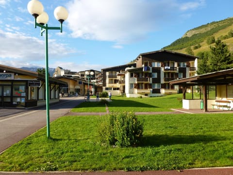 Neighbourhood, Garden view