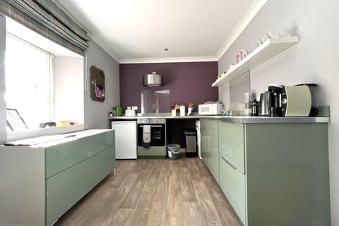 Coffee/tea facilities, dishwasher, stove, toaster, washing machine, kitchen