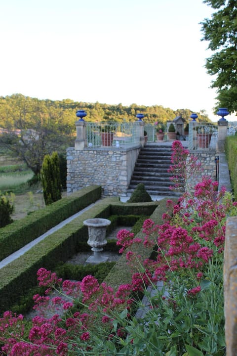 Château du Grand Jardin Alojamiento y desayuno in Valensole