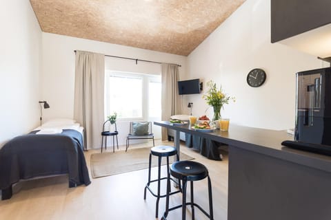 Bed, TV and multimedia, Photo of the whole room, Dining area, Bedroom