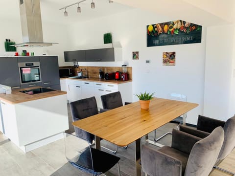 Kitchen or kitchenette, Dining area