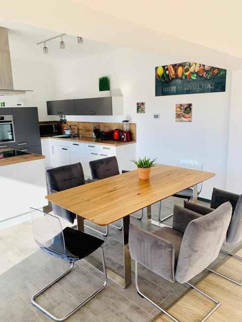 Kitchen or kitchenette, Dining area