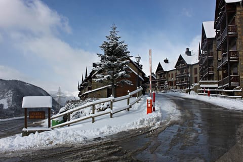 Property building, Day, Natural landscape, Winter, Mountain view