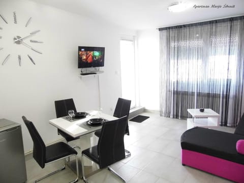 Communal lounge/ TV room, TV and multimedia, Living room, Dining area