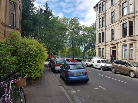 Nearby landmark, Facade/entrance, Day, Neighbourhood, Natural landscape, Summer, Decorative detail, Tennis court, Cycling, On site, Landmark view, Street view, Quiet street view