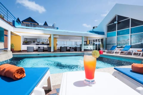 Property building, Swimming pool, Swimming pool, Drinks, Alcoholic drinks