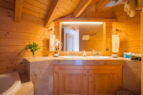 Bathroom, Photo of the whole room, Decorative detail, On site