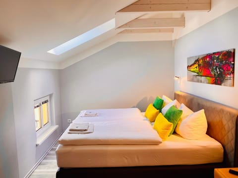 Bed, TV and multimedia, Photo of the whole room, Bedroom