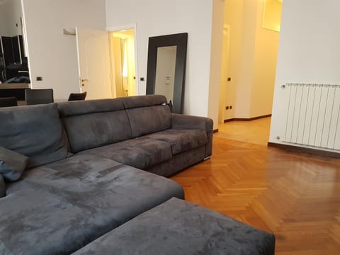 Large Flat City Centre Condo in Milan