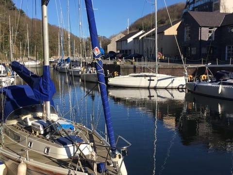 Stunning House in Felinheli Marina Casa in Llanddaniel Fab