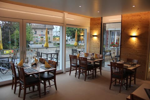 Restaurant/places to eat, Food and drinks, Seating area, Dining area, Food