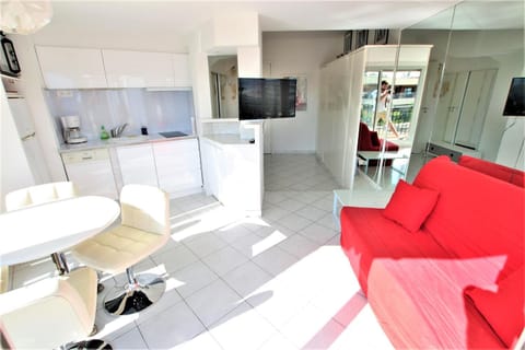Nice apartment last floor with terrace and clear view on the sea Condominio in Cannes