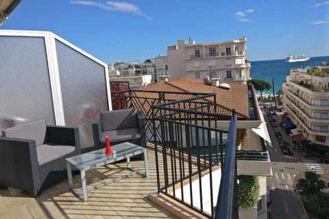 Nice apartment last floor with terrace and clear view on the sea Condo in Cannes
