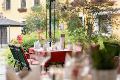 Patio, Restaurant/places to eat, Garden, Dining area, Garden view