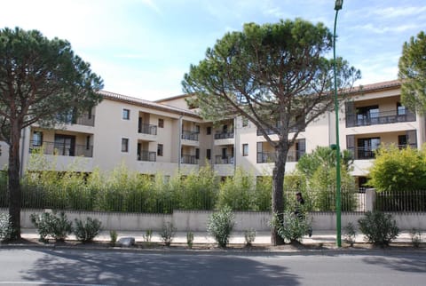 UZES APPART HOTEL Résidence Le Mas des Oliviers Apartment hotel in Uzes