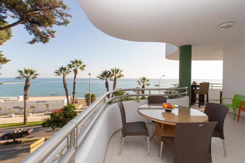 Villa Venecia, Apartamento de Lujo en 1º línea de playa + parking Condominio in Malaga
