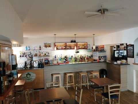 Lounge or bar, Alcoholic drinks