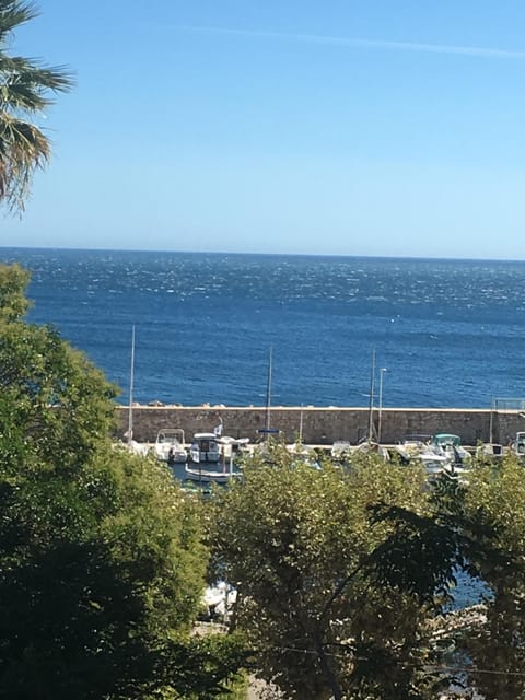 Le Goeland 3 ,balcon petite vue mer latérale au 3 eme étage sans ascenseur Condo in Toulon