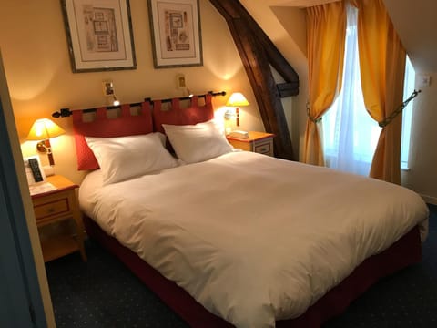 Logis Hôtel Auberge du Cheval Blanc Hotel in Chaumont-sur-Tharonne