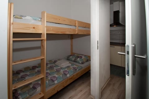 Bedroom, bunk bed