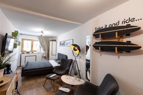 Bed, Day, Activities, Living room, Photo of the whole room, Sports