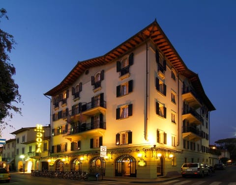 Facade/entrance, Night