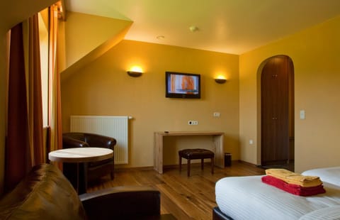 Bed, TV and multimedia, Photo of the whole room, hair dresser, towels