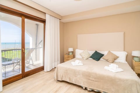 Bed, Natural landscape, View (from property/room), Balcony/Terrace, Photo of the whole room, Bedroom, Sea view, towels