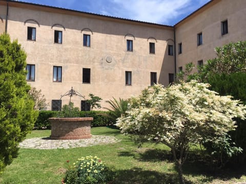 Property building, Facade/entrance, Guests, group of guests, Family