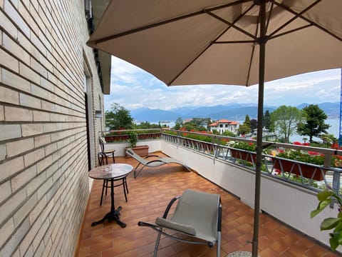 View (from property/room), Balcony/Terrace, Lake view