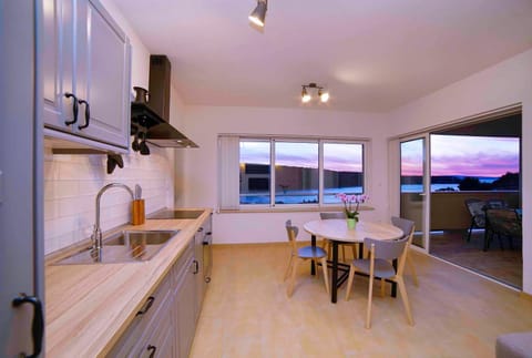 Kitchen or kitchenette, Dining area, Sea view