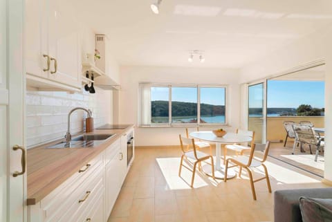 Kitchen or kitchenette, Dining area, Sea view