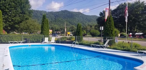 A Holiday Motel - Maggie Valley Motel in Maggie Valley
