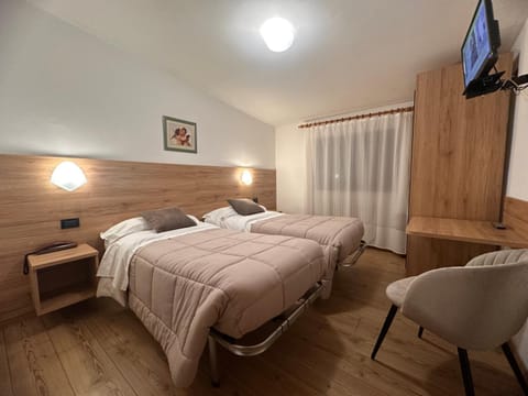 Shower, Bed, Bathroom, TV and multimedia, Photo of the whole room, Bedroom, Garden view, safe