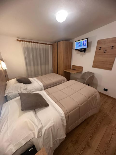 Shower, Bed, TV and multimedia, Photo of the whole room, Bedroom, Garden view, Breakfast, furniture, safe