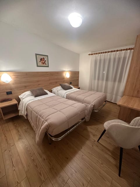 Shower, Bed, Night, Bathroom, Photo of the whole room, Bedroom, Breakfast, furniture, safe