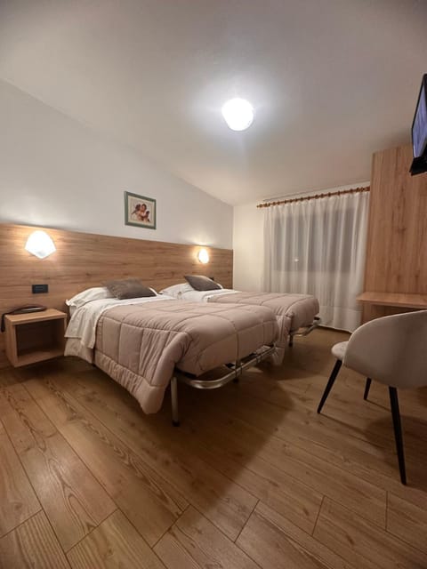 Shower, Bed, Bathroom, TV and multimedia, Photo of the whole room, Bedroom, Garden view, furniture, safe