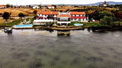 Property building, Day, Natural landscape, Bird's eye view, Lake view, Mountain view, Swimming pool