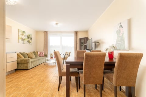 TV and multimedia, Kitchen or kitchenette, Living room, Seating area, Dining area