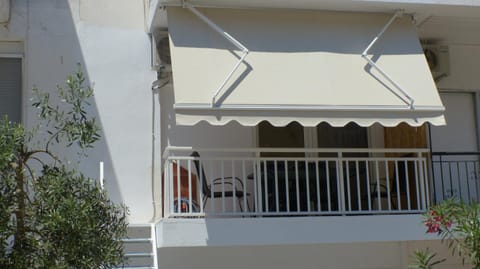 White Apartment 70m from the sea Condominio in Nea Peramos