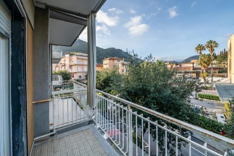 Neighbourhood, Balcony/Terrace