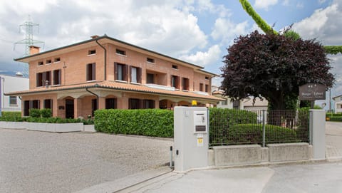 Property building, Facade/entrance, Garden, Garden view