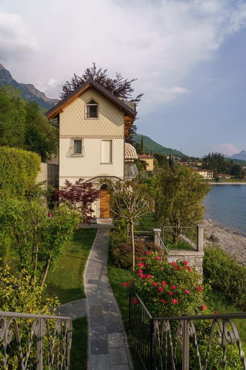 Property building, Facade/entrance, Garden, Garden view