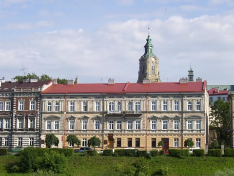 Facade/entrance, Area and facilities