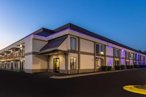 Days Inn & Suites by Wyndham Fort Bragg/Cross Creek Mall Hôtel in Fayetteville