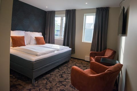 Bed, Photo of the whole room, Seating area, Bedroom